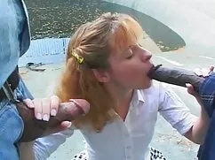 その男はプラハの美しい裸の散歩のために女 ...