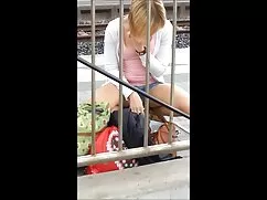 ケイティ夏は彼女にL.を開き、その後タッ ...