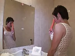 美しさは、Lの世話をして、家の中で一人で ...