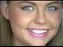 エイミーセクシーは彼女の指で彼女の髪を撫 ...