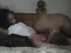 男が彼のお尻を大きく濡らすようにする 男 ...