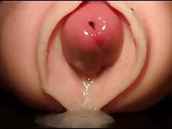 二つのレズビアン泳ぐ裸の青い水のプール  ...