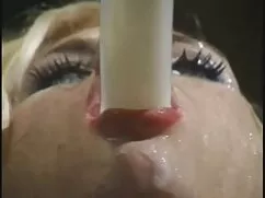 オフィスの仕事兼口のアジアの女の子 女性 ...
