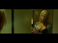 少女の自然の乳がないシャイなる裸の家の外 ...