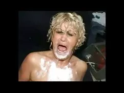 魅力的な女の子は裸足のビーチに面 女の子 ...