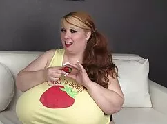 アメリカの女性のパンティーは、ソファの上 ...