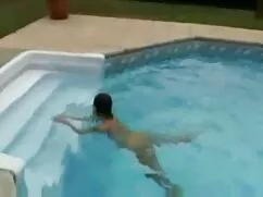 ヴァネッサは、ナイロンの隠れ舐めてる彼女 ...
