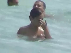 ボトルを持つ妹を持つ女の子のビデオ。 h ...