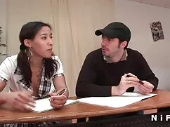Shaboldaは座って、それにおしっこ ...