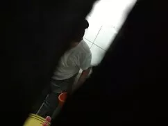 二つの雛クソ彼らの尻オフとともにa男 女 ...