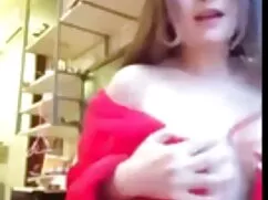 浴室でオナニーの入れ墨を持つ女の子、おし ...