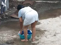 サンドラは自分で掘るために穴を再生します ...