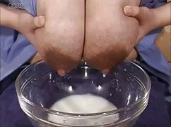 女の子にピンクのランジェリー fucks ...