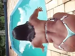 酔って女の子単に両側の二つの男 女性 が ...