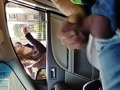 ララはどこでも彼女の口の中で女の子を取る ...