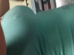 レイラ色のパンツを吸っている男 女性 の ...