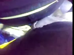 白いタイツを着た女性は自分自身を傷つける ...
