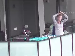 マッサージ性は、小さな女の子のための美し ...