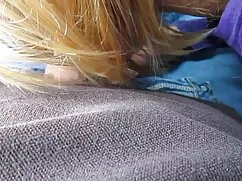 女の子は彼の足で雄鶏を自慰行為をし、彼は ...