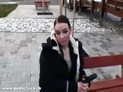 レベッカは彼女の恋人にフェラチオを与える ...