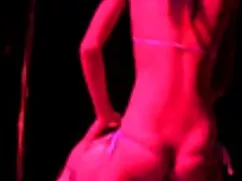 恥ずかしがり屋である若い女性を吸う成長し ...