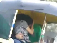 ナオミは、カメラにお尻の大きな部分を示し ...