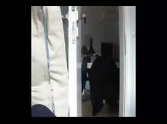 男はセクシーな女の子を訪問するだけでなく ...