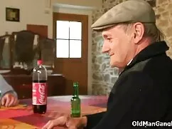 ロシアの経験揚げで優雅な女の子のアパート ...