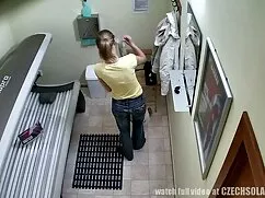 女の子の男性不足、リビングルームで肛門を ...