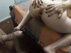 赤毛の獣と茶色の髪の少女はセックスを男に ...