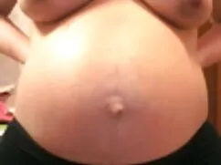 日焼けした女の子は、プールのマットレスの ...