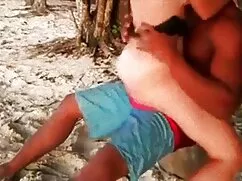 男はタイトなお尻に彼のガールフレンドと一 ...